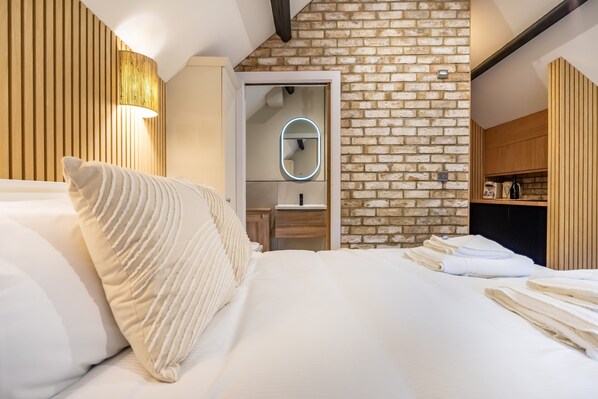 1 bedroom, iron/ironing board, internet - A couples retreat that sleeps 3 guests in 1 bedroom (York)