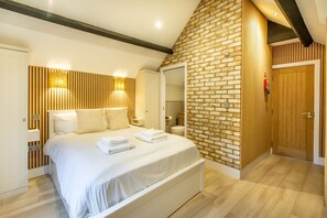 1 bedroom, iron/ironing board, internet - A couples retreat that sleeps 3 guests in 1 bedroom (York)