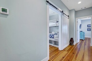 5 室のベッドルーム、アイロン / アイロン台、WiFi (無料)、ベッドシーツ