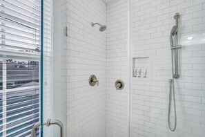 Dusche, Haartrockner, Handtücher