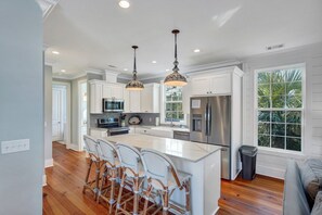 Kylskåp, mikrovågsugn, ugn och spishäll