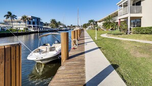 A marina with a dock, a boat, and a building with a balcony. - Waterfront Condo w/ Dock in Fort Lauderdale! (Fort Lauderdale)