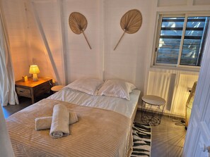 3 bedrooms, in-room safe, iron/ironing board, travel cot
