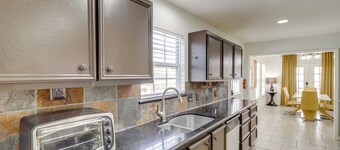 Pool Table & Patio w/ Bar: Spacious Houston Gem!