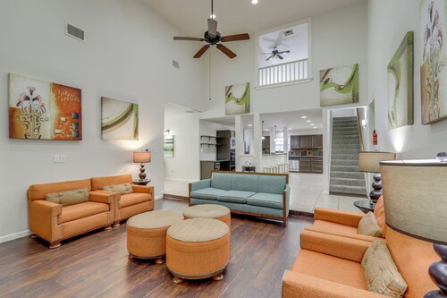 Pool Table & Patio w/ Bar: Spacious Houston Gem!