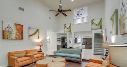 Pool Table & Patio w/ Bar: Spacious Houston Gem!