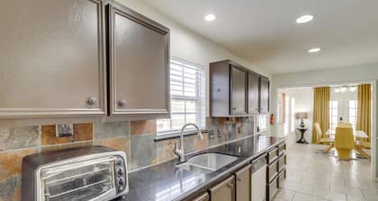 Pool Table & Patio w/ Bar: Spacious Houston Gem!