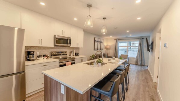 Kühlschrank, Mikrowelle, Geschirrspüler