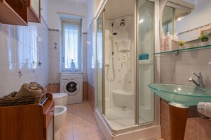 Een douche, een haardroger, handdoeken