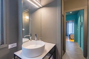 Bruser, hårtørrer, bidet, håndklæder