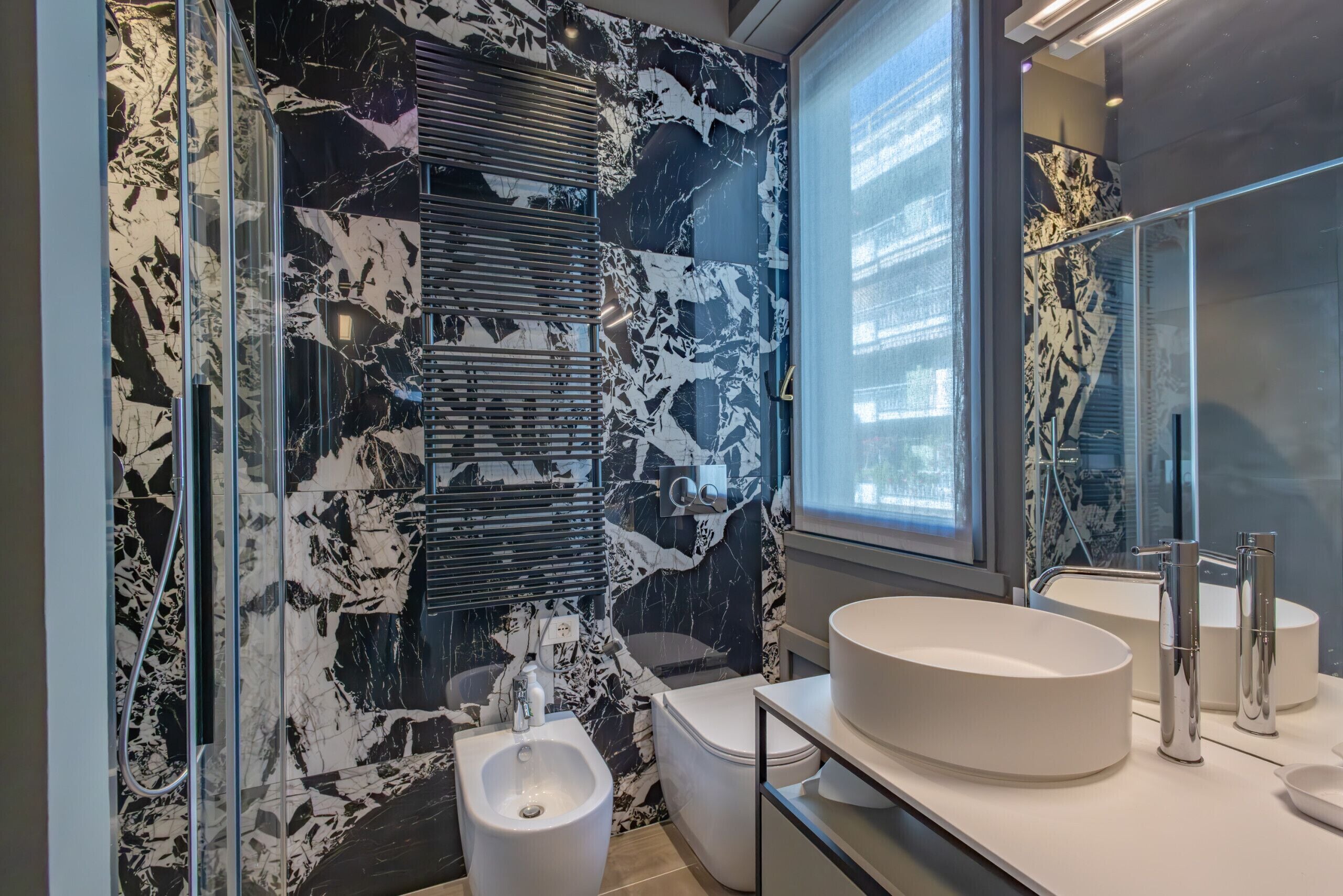 Shower, hair dryer, bidet, towels