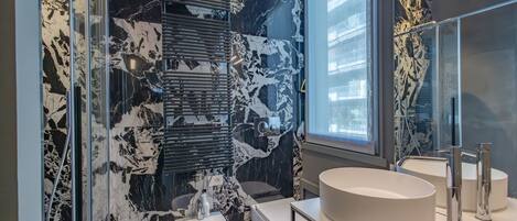 Douche, sèche-cheveux, bidet, serviettes fournies