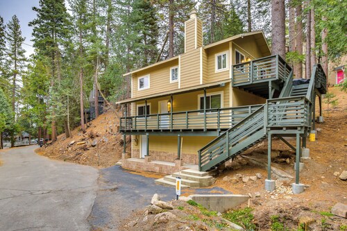 4 Mi to Lake Arrowhead: Cabin w/ Grill & Deck!