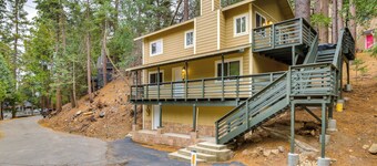 4 Mi to Lake Arrowhead: Cabin w/ Grill & Deck!