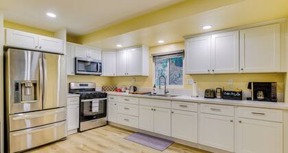 4 Mi to Lake Arrowhead: Cabin w/ Grill & Deck!