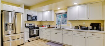 4 Mi to Lake Arrowhead: Cabin w/ Grill & Deck!