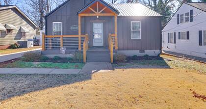 4 Mi to Liberty Bridge: Greenville Getaway w/ Deck