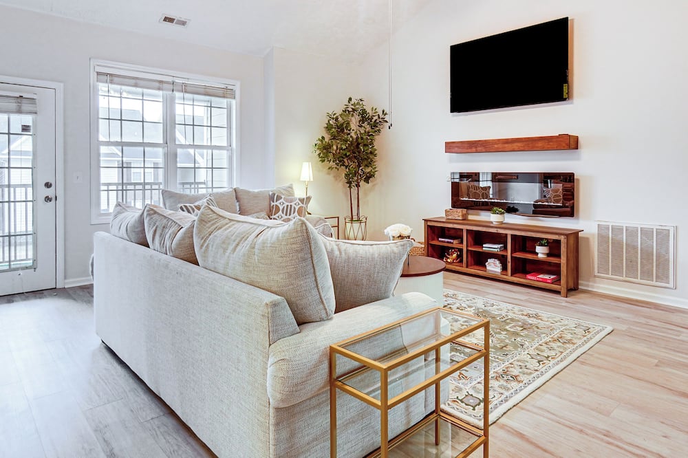 9 Mi to Dtwn Fayetteville: Condo w/ Pool Access! - Shannon, NC