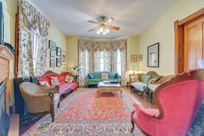 House (6 Bedrooms) | Interior