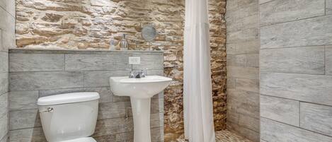 House (6 Bedrooms) | Interior