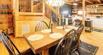 3 Mi to Dtwn Ellijay: Tree-lined Cabin w/ Deck!