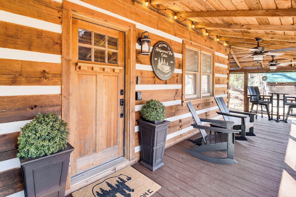 3 Mi to Dtwn Ellijay: Tree-lined Cabin w/ Deck! - Kiker, GA