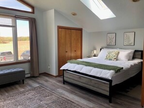 4 dormitorios, escritorio, tabla de planchar con plancha y cuna de viaje