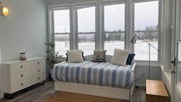 4 quartos, escrivaninha, ferros/tábuas de passar roupa, berço de viagem