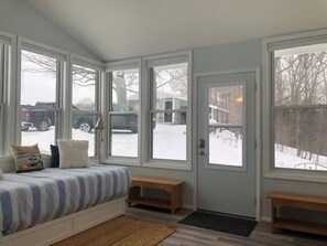 4 soverom, skrivebord, strykejern/-brett og reiseseng for barn