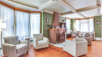 House (5 Bedrooms) | Interior
