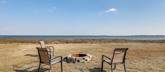 11 Mi to Chincoteague: Atlantic Home w/ Decks!