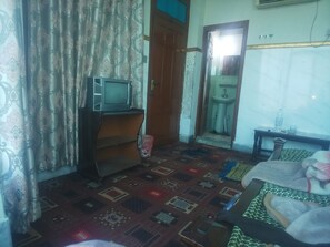 Habitación Deluxe doble, vistas a la ciudad | Sistema de insonorización, tabla de planchar con plancha, wifi gratis