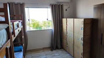 Dormitorio compartido Confort, vista al mar (Suite Compartilhada Feminina Vista Ma) | Caja de seguridad en la habitación y cortinas blackout