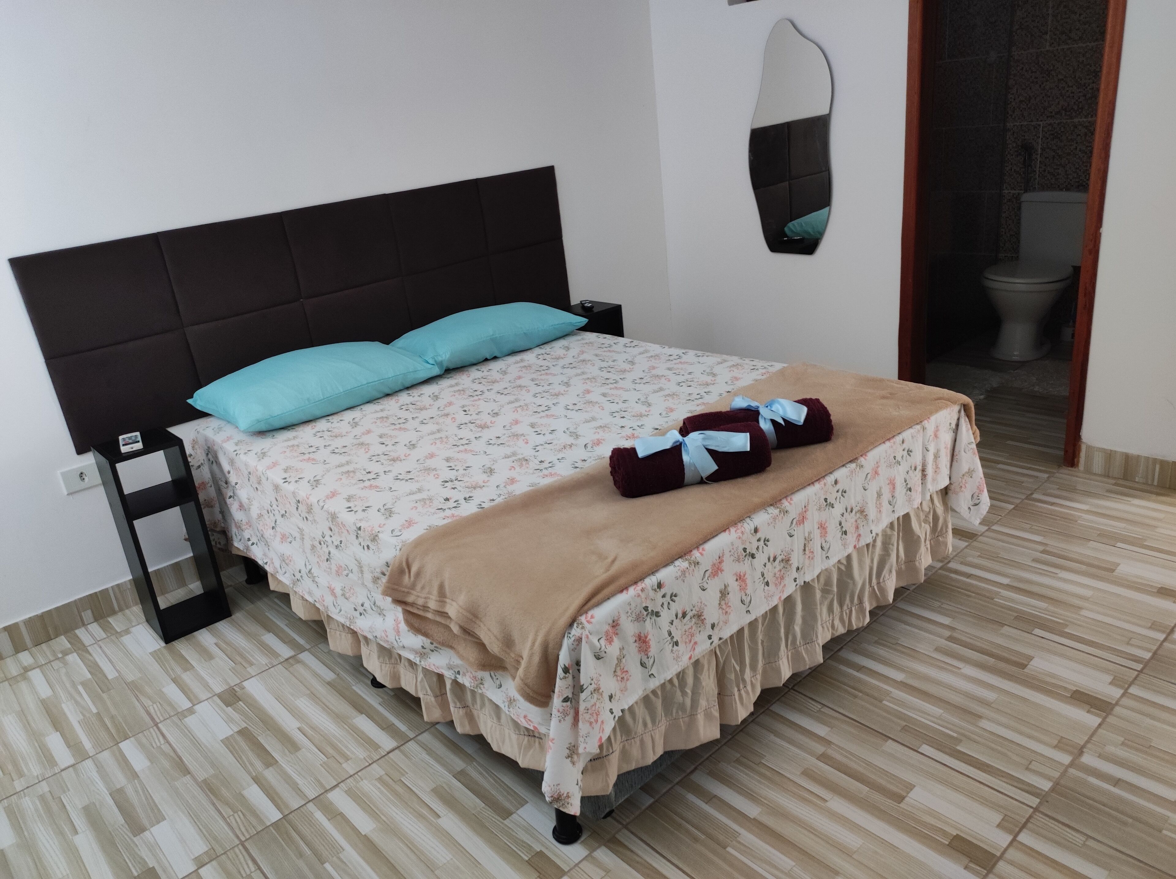 Quarto casal ou duplo conforto (Suite Compartilhada Feminina Sem Vist) | Cofres nos quartos, cortinas blackout, ferros/tábuas de passar roupa