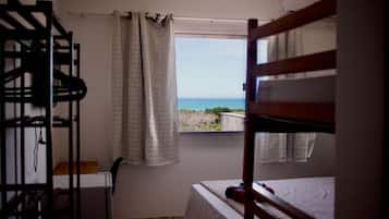 Comfort vierpersoonskamer, 1 slaapkamer (Suite Compartilhada Masculina Vista M) | Een kluis op de kamer, verduisterende gordijnen