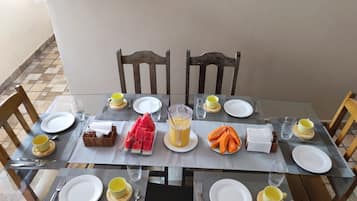 Café da manhã self-service grátis todos os dias
