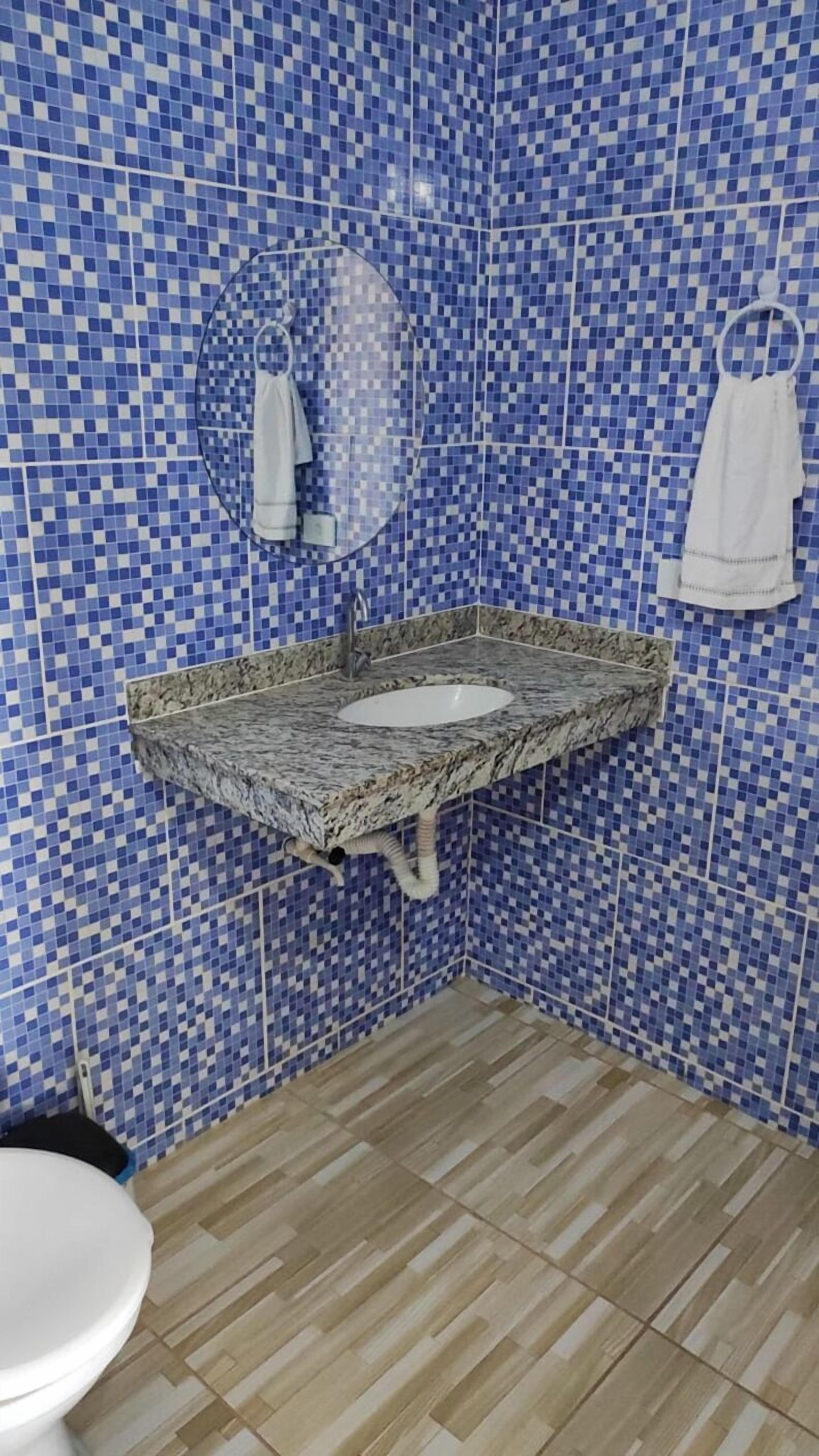 Comfort Shared Dormitory, Sea View (Suite Compartilhada Feminina Vista Ma) | Bathroom | Shower, hair dryer, toilet paper