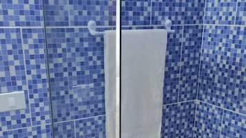 Gemeinsamer Comfort-Schlafsaal, Meerblick (Suite Compartilhada Feminina Vista Ma) | Badezimmer | Dusche, Haartrockner, Toilettenpapier