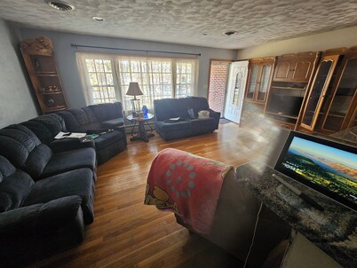 Tucked away 3-bedroom estate with AC and WiFi in fabulous Hampton