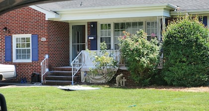 Tucked away 3-bedroom estate with AC and WiFi in fabulous Hampton