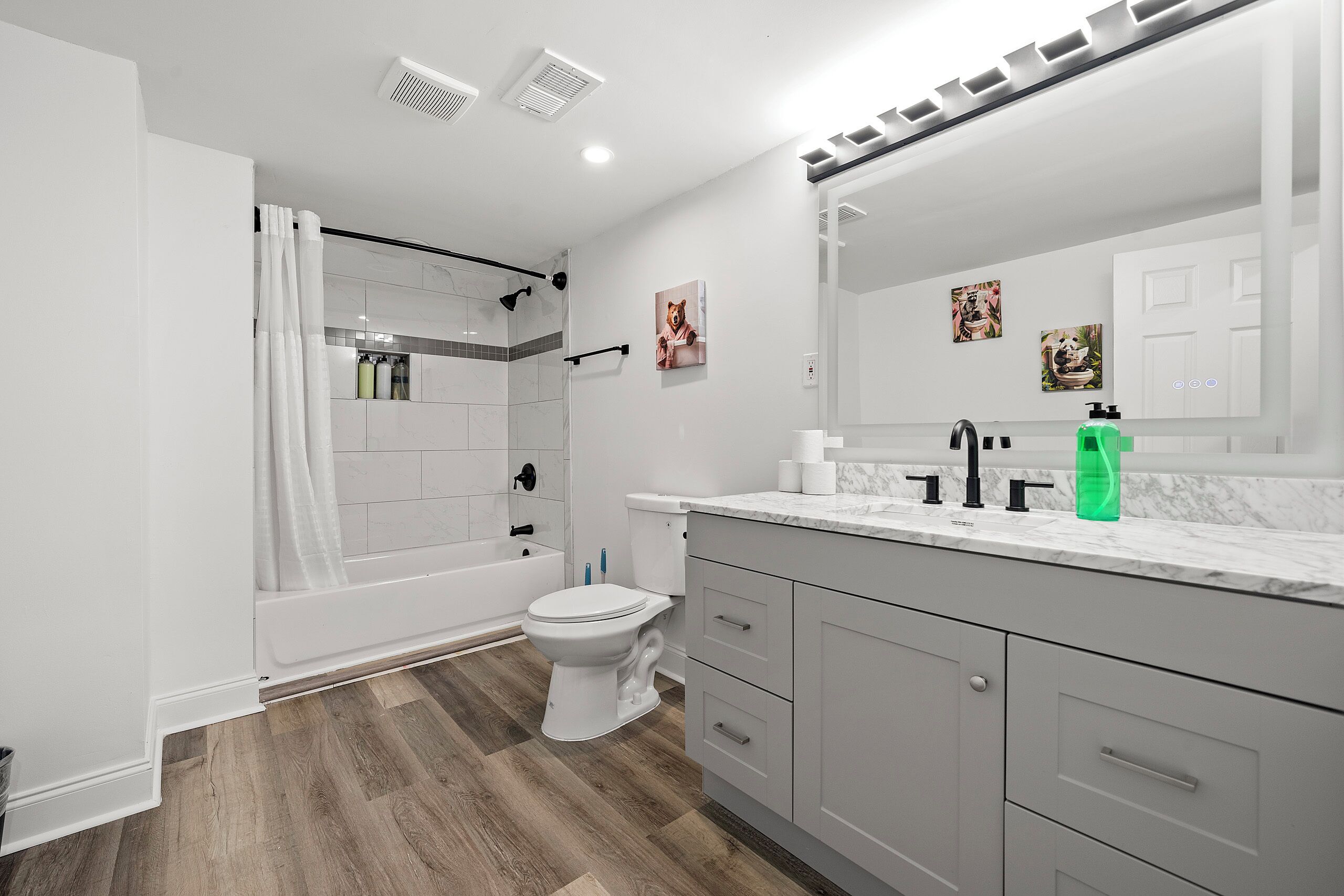 Secadora de cabello, bidet, toallas, jabón 