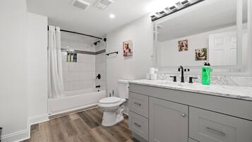 Secadora de cabello, bidet, toallas, jabón
