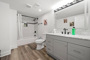 Sèche-cheveux, bidet, serviettes fournies, savon