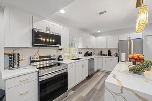 Jääkaappi, mikroaaltouuni, uuni, liesi