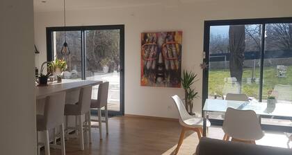 Quiet house 20 minutes from the slopes with Jacuzzi