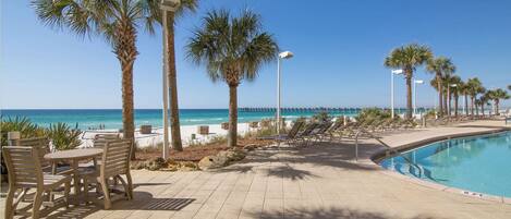 Lämmitetty uima-allas