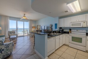 冷蔵庫、電子レンジ、オーブン、コンロ