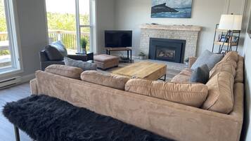 Una Smart TV, una chimenea