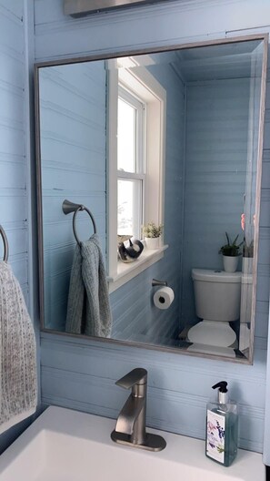 Secador de pelo, toallas, jabón, shampoo