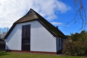 Apartment | Exterior - Ferien Unterm Reetdach bis zu 6 Personen (Alt Bukow)